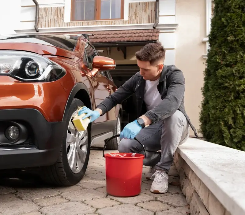 Lavage auto à domicile Saint-Vaast-en-Chaussée : professionnel intervenant sur un véhicule